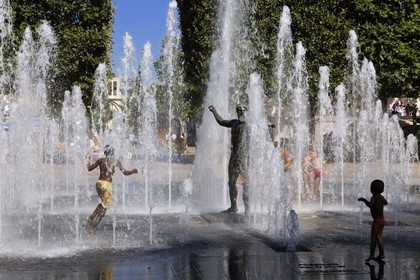 France, Hérault (34), Montpellier, quartier Antigone de l'architecte Ricardo Bofill, la fontaine de la place du Nombre d'Or