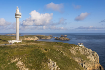 France, Finistère (29), Mer d'Iroise, Ile d'Ouessant, tour radar du Stiff de l'architecte Jean Prouvé (1982) qui surveille le rail de circulation maritime dans la Manche pour le Cross Corsen, l'Ile de Keller en arrière plan (vue aérienne)