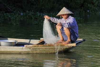 Vietnam, province de Ninh Binh, village insulaire de Kenh Ga, barque de pêcheurs