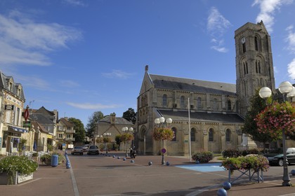 France, Calvados (14), Cote de Nacre, Lion-sur-Mer, l'église et sa tour romane du XIeme siècle
