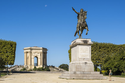 France, Hérault (34), Montpellier, centre historique appelé l’Ecusson, place Royale ou promenade du Peyrou, la statue équestre de Louis XIV et le chateau d'eau monumental construit en 1768