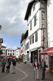 France, Pyrénées-Atlantiques (64), Pays-Basque, Espelette, la rue principale