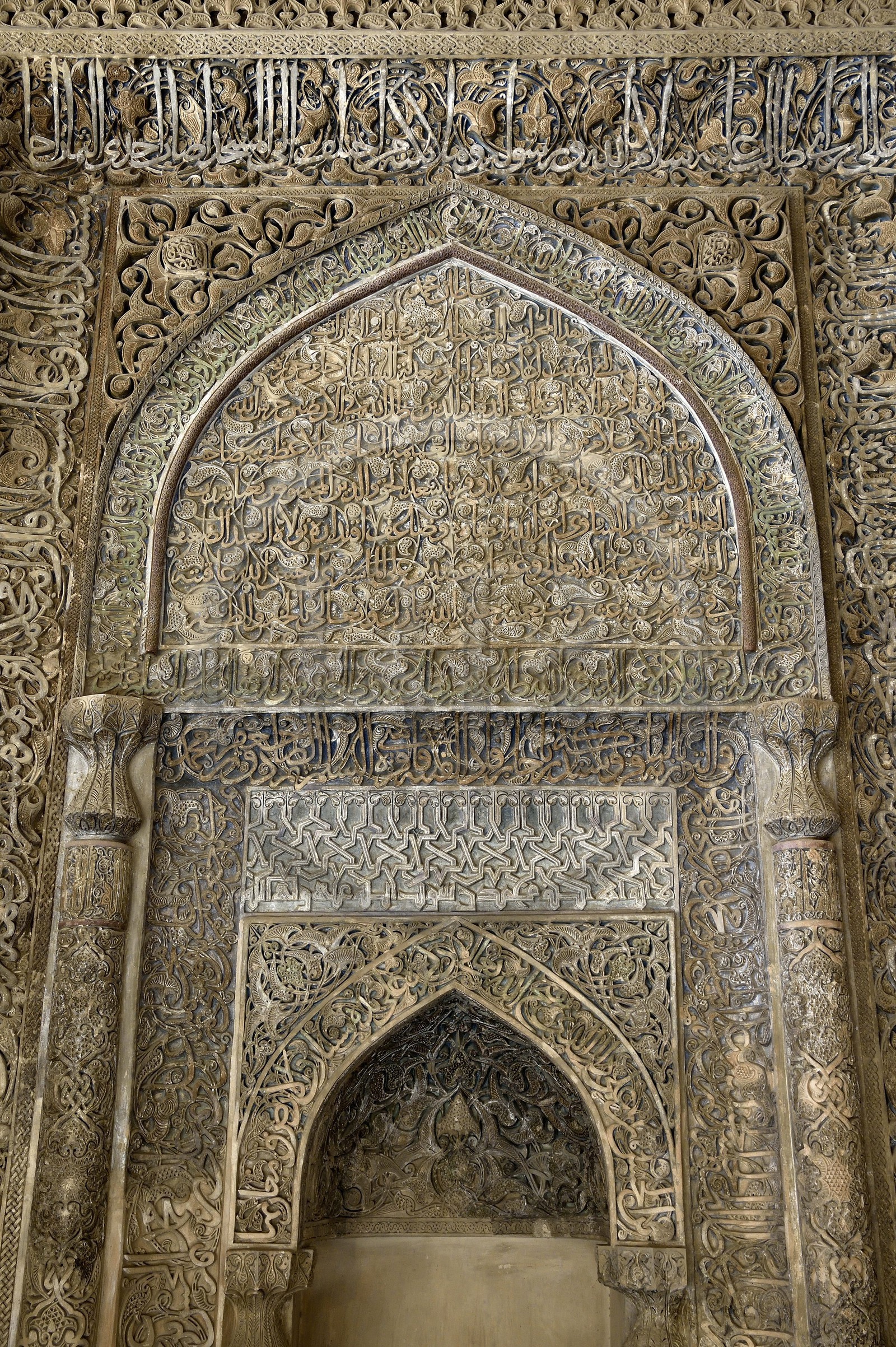 Iran, province d'Ispahan, Ispahan, Mosquée Jame, grande mosquée d'Ispahan dite aussi mosquée du vendredi, chabestan, salle du sultan Uljaitu, mihrab en stuc où les inscriptions coraniques se mêlent aux motifs floraux