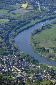 France, Val-d'Oise (95), le village de Vétheuil est niché dans une boucle de la Seine et l'église Notre Dame peinte par Claude Monet (vue aérienne)