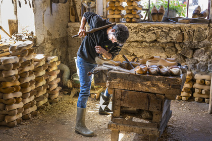 France, Nièvre (58), Parc naturel régional du Morvan, Gouloux, établissement Marchand (scierie, saboterie et boissellerie), Pierre Marchand dans l'atelier de la saboterie