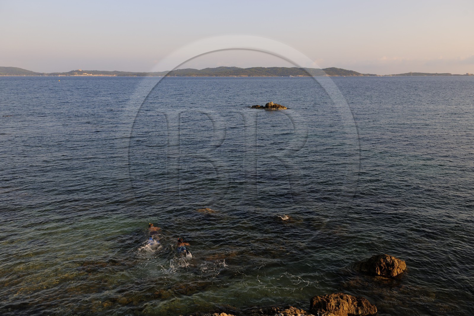 France, Var (83), presqu'île de Giens, la côte vers la Tour Fondue, plongée en apnée avec l'île de Porquerolles en arrière plan