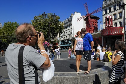 France, Paris (75), place Blanche, couple de touristes amoureux se faisant prendre en photo devant le Moulin Rouge (Moulin Rouge, marque déposée, demande d'autorisation nécessaire avant toute publication)