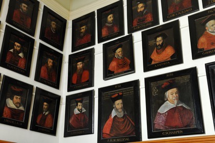 France, Hérault (34), Montpellier, centre historique, faculté de médecine, antichambre de la salle du Conseil, le vestiaire des professeurs, portrait d'élèves notables dont Rabelais qui obtient son titre de docteur à Montpellier en 1537