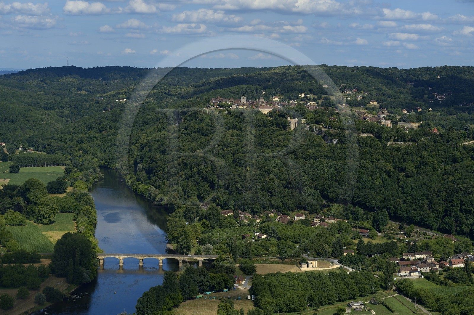 France, Dordogne (24), Périgord Noir, vallée de la Dordogne, vallée de la Dordogne, Domme, labellisé Les Plus Beaux Villages de France (vue aérienne)