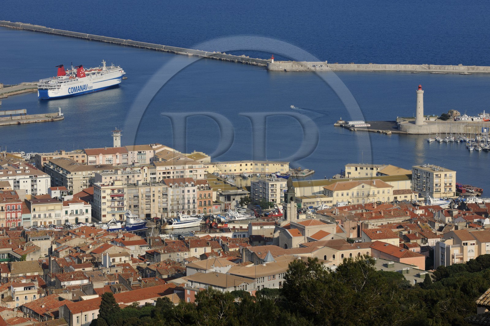 France, Hérault (34), Sète, point de vue de Notre Dame de la Salette, le canal royal surplombé par l’église décanale saint Louis, menant au port avec le phare du Môle Saint-Louis à doite
