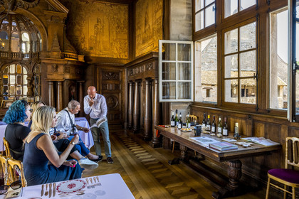 France, Côte-d'Or (21), Paysage culturel des climats de Bourgogne classés Patrimoine Mondial de l'UNESCO, Route des Grands Crus, vignoble de la Côte de Nuits, Vougeot, le Chateau du Clos de Vougeot, dégustation de vins à la Table de Léonce Bocquet par un sommelier dans l'ancienne salle à manger du manoir