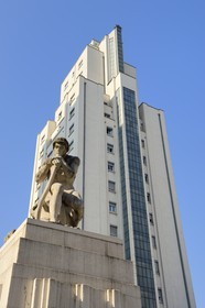 France, Rhône (69), Villeurbanne, ensemble architectural des gratte-ciel construit de 1927 à 1934, le Répit de l’agriculteur œuvre de Jules Pendariès et la perspective des Gratte-ciel
