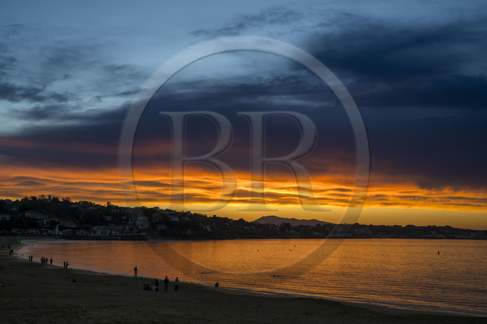France, Pyrénées-Atlantiques (64), Pays-Basque, Saint-Jean-de-Luz, promeneurs sur la Grande Plage et la côte de Ciboure dans la baie en arrière plan