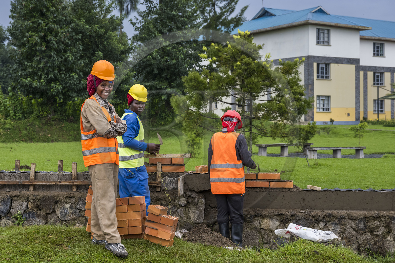 Rwanda, Province du Nord, District de Musanze (Ruhengeri), femmes travaillant la maçonnerie sur le campus de Busogo de l'université du Rwanda