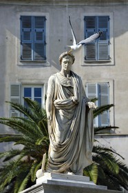 France, Corse-du-Sud (2A), Ajaccio, place du Maréchal Foch (Place des Palmiers), la statue de Napoléon Bonaparte en consul romain oeuvre du sculpteur Massimiliano Laboureur