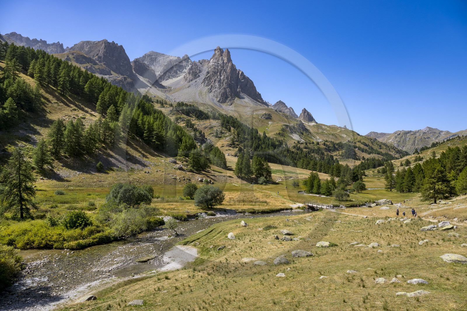 France, Hautes Alpes (05), le Briançonnais, Névache, vallée de la Clarée, la rivière La Clarée au pont du Moutet, le massif des Cerces et les pointes de la Main de Crépin (2942m) en arrière-plan