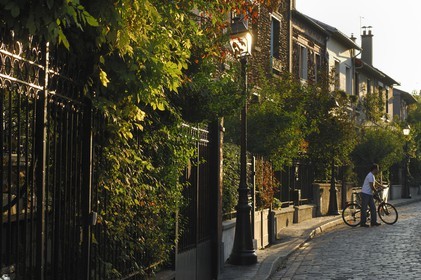 France, Paris, La campagne a Paris, houses with gardens in the heart of the city