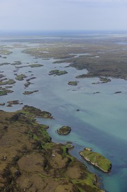 Royaume-Uni, Ecosse, Hébrides extérieures, Ile de North Uist recouvert d'une mosaïque de tourbières, basses collines et lochs, Carinish en arrière plan (vue aérienne)