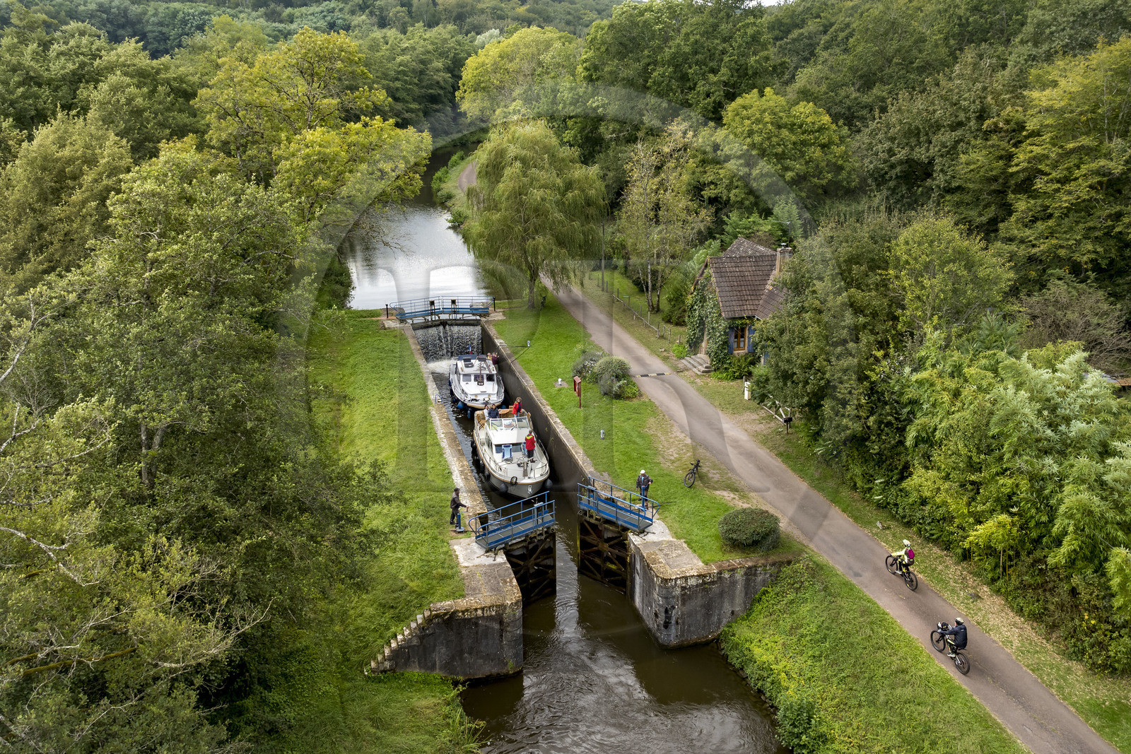 France, Nièvre (58), Sardy-les-Epiry, échelle des 16 écluses sur le canal du Nivernais, écluse n°14 de Pré Ardent (vue aérienne)