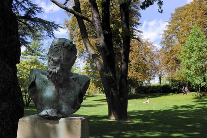 France, Paris (75), square des poetes jouxtant le Jardin des Serres d'Auteuil, buste de Victor Hugo