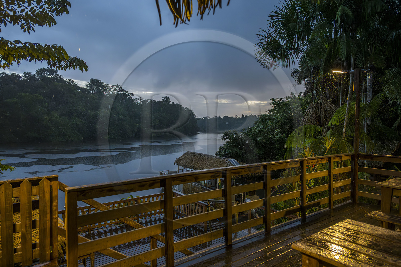 France, Guyane, Kourou, le carbet du Camp Maripas en bordure du fleuve Kourou