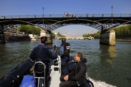 France, Paris (75), la brigade fluviale de la préfecture de Police en patrouille sur la Seine devant la passerelle des Arts