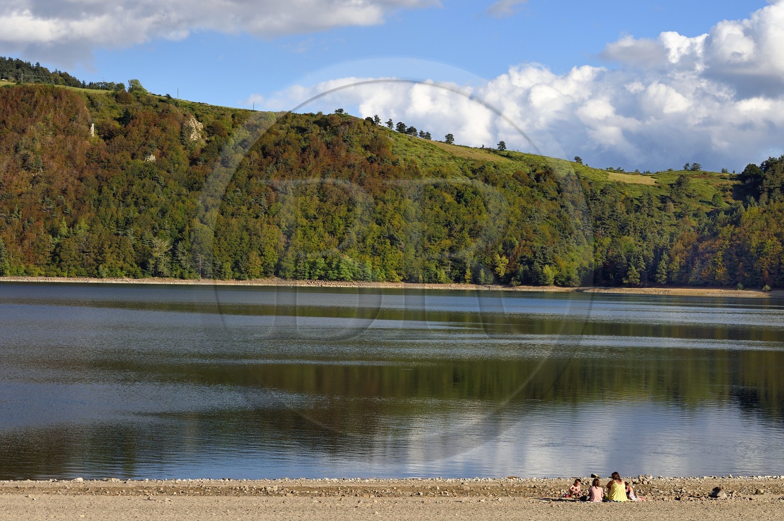 France, Ardèche (07), parc naturel régional des Monts d'Ardèche, massif du Mézenc, Lac-d'Issarlès, lac d'origine volcanique de type maar