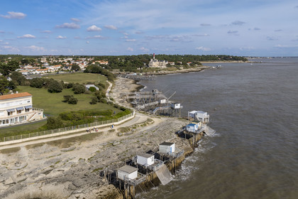 France, Charente-Maritime (17), région de Royan, Saint-Palais-sur-Mer, cabanes de pêche traditionnelle au carrelet à l'embouchure de l'estuaire de la Gironde face à l'océan Atlantique, sentier des douaniers qui longe le littoral
