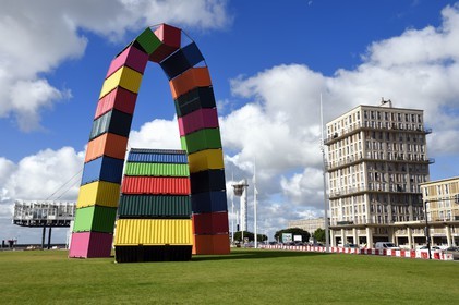 France, Seine-Maritime (76), Le Havre, Centre-ville reconstruit du Havre par Auguste Perret classé Patrimoine Mondial de l'UNESCO, quai de Southampton, Catène de containers oeuvre de Vincent Ganivet (© ADAGP)