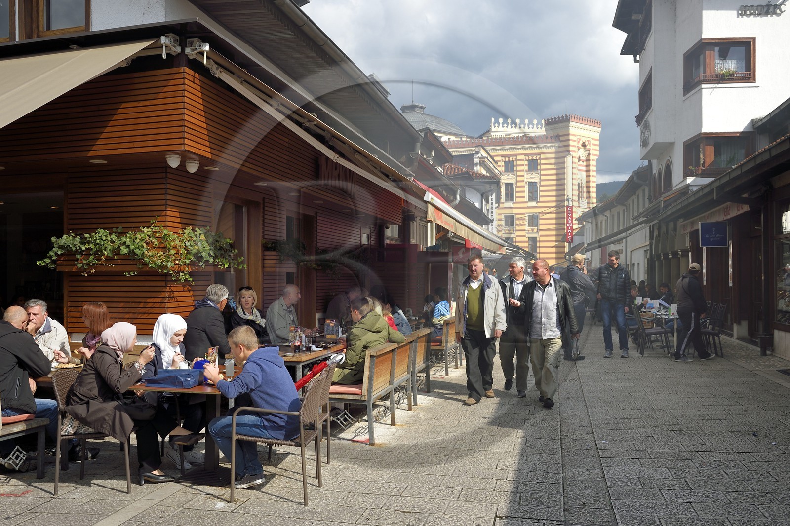 Bosnie-Herzégovine, Sarajevo, quartier de Bascarsija dans la vieille ville, la rue Bravadziluk célèbre pour ses restaurants de Burek et cevapi, la Bibliothèque Nationale et Universitaire en arrière plan