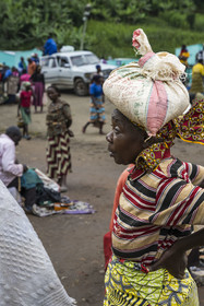 Rwanda, Province du Nord, District de Musanze (Ruhengeri), jour de marché à Muryabazira sur la Route Nationale 4 entre Kigali et Ruhengori, femme portant un sac sur sa tête