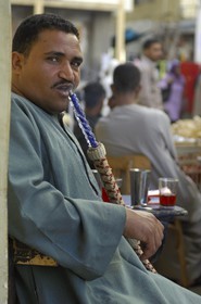 Egypte, Haute Egypte, Nubie, vallée du Nil, Assouan, le souk, fumeur de narguilé