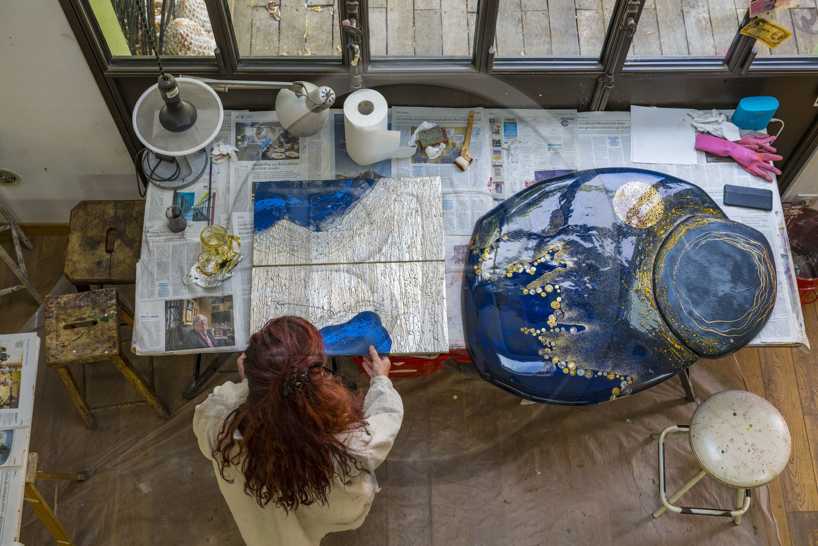France, Hauts-de-Seine (92), Colombes, l'artiste et laqueur Isabelle Emmerique dans son atelier
