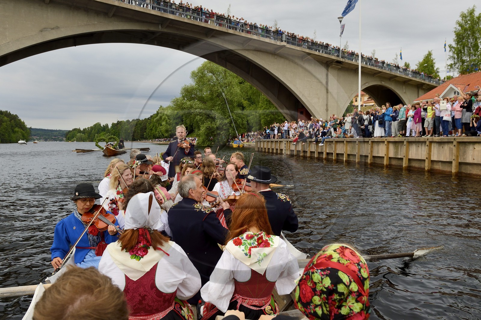 Suède, comté de Dalécarlie, Leksand, les très populaires célébrations du solstice d'été pour la Saint-Jean, transfert dans les anciennes Barques d’Eglises sur le lac Siljan