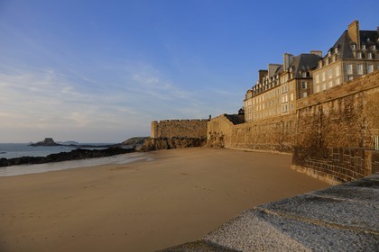 France, Ille-et-Vilaine (35), côte d'émeraude, Saint-Malo, la plage au pied des remparts de la ville intra-muros