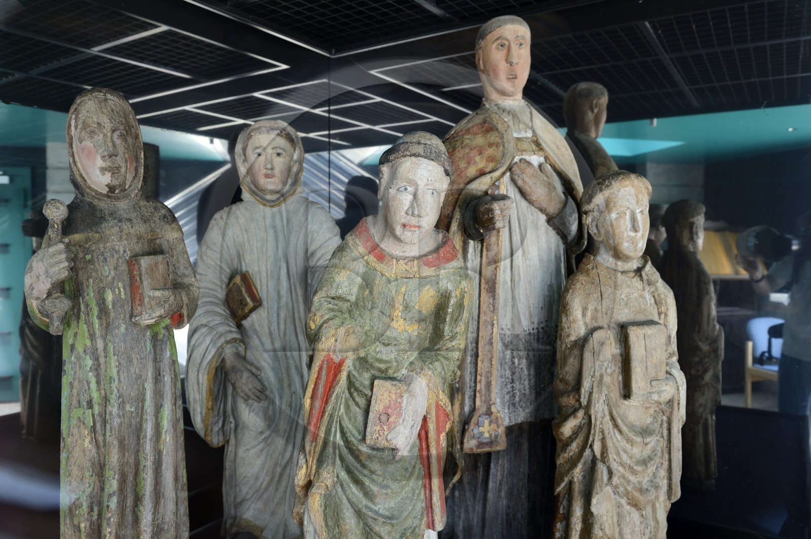 France, Finistère (29), , Mer d'Iroise, parc naturel régional d'Armorique, Presqu'île de Crozon, ancienne Abbaye Saint-Guénolé de Landévennec, statues de Saint Guénolé