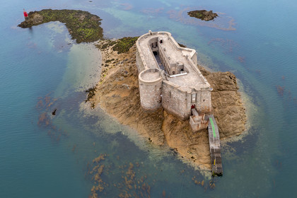 France, Finistère (29), Baie de Morlaix, Plouezoc'h, le chateau du Taureau construit par Vauban au XVIIe siècle (vue aérienne)