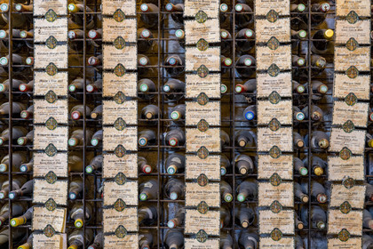 France, Côte-d'Or (21), Paysage culturel des climats de Bourgogne classés Patrimoine Mondial de l'UNESCO, Route des Grands Crus, vignoble de la Côte de Nuits, Vougeot, le Chateau du Clos de Vougeot, oenothèque dans le cellier du château du Clos de Vougeot avec les plaques des tastevinages annuels