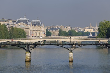 France, Paris (75), les rives de la Seine classées Patrimoine Mondiale de l'UNESCO, la passerelle des Arts et le musée d'Orsay
