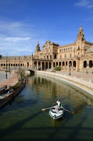 Spain, Andalusia, Seville, Parque de Maria Luisa, Plaza de Espana (Spain Square) built for the 1929 Universal Exhibition