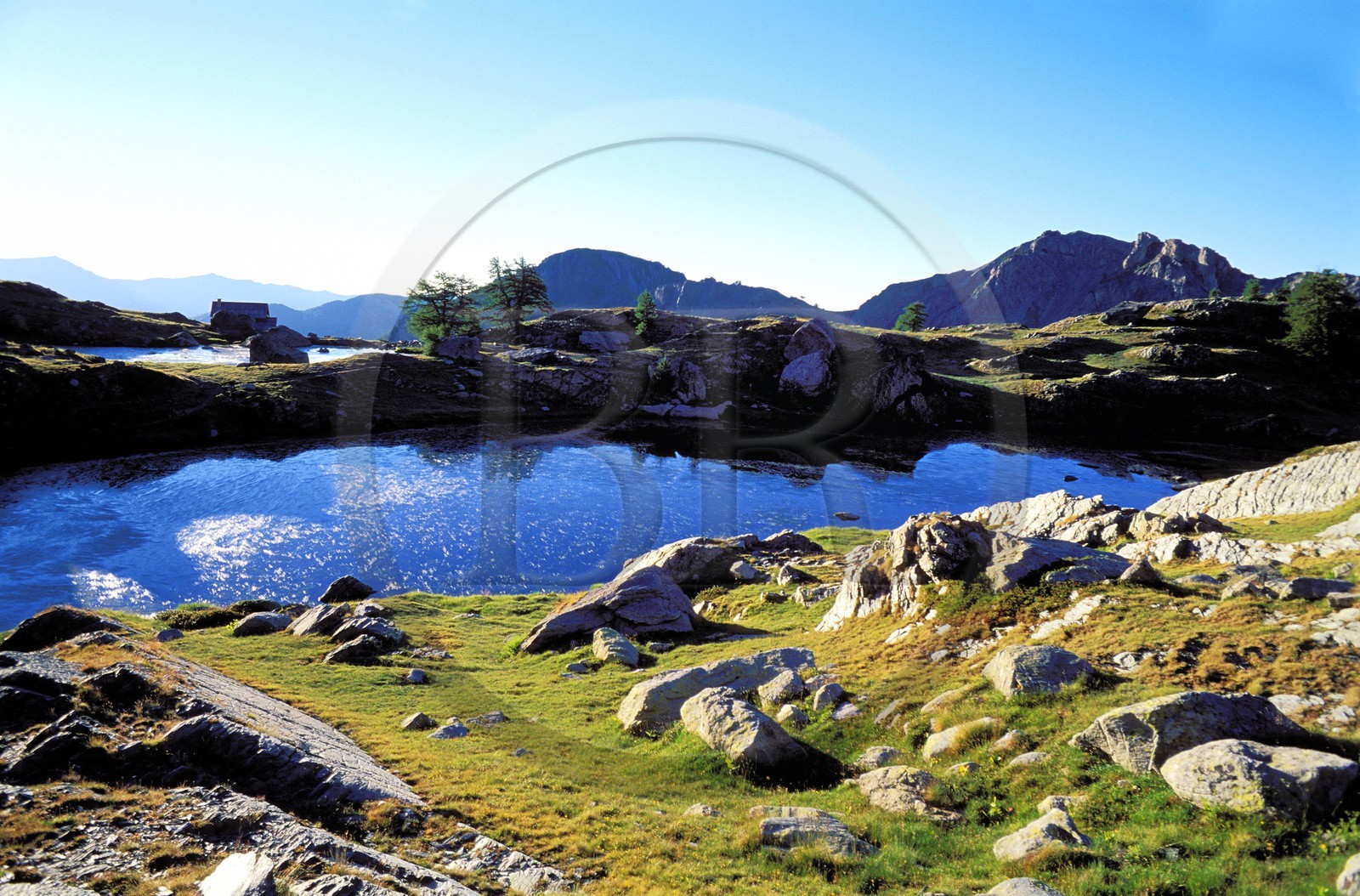 France, Alpes-Maritimes (06), parc national du Mercantour, Vallée des Merveilles vers Fontanalbe, les Lacs Jumeaux et un refuge de gardes du parc