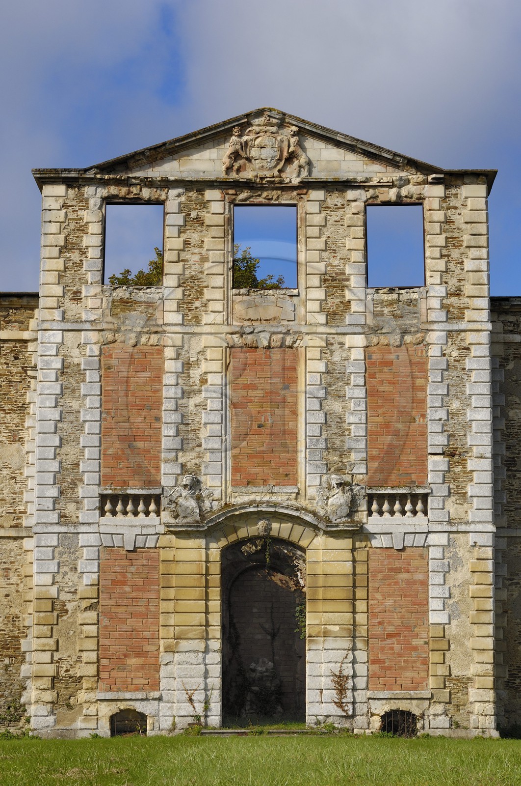 France, Calvados (14), Suisse Normande, Thury-Harcourt, ruines du château incendié en août 44 par l'armée allemande
