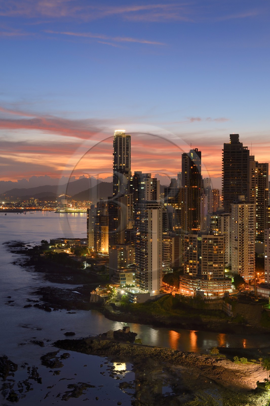 Panama, Panama City, les gratte-ciels du quartier de front de mer de Punta Paitillia après le coucher de soleil