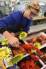 Suède, Västra Götaland, Göteborg (Gothenburg), l'Eglise du poisson (marché de poisson couvert) Feskekörka, homards