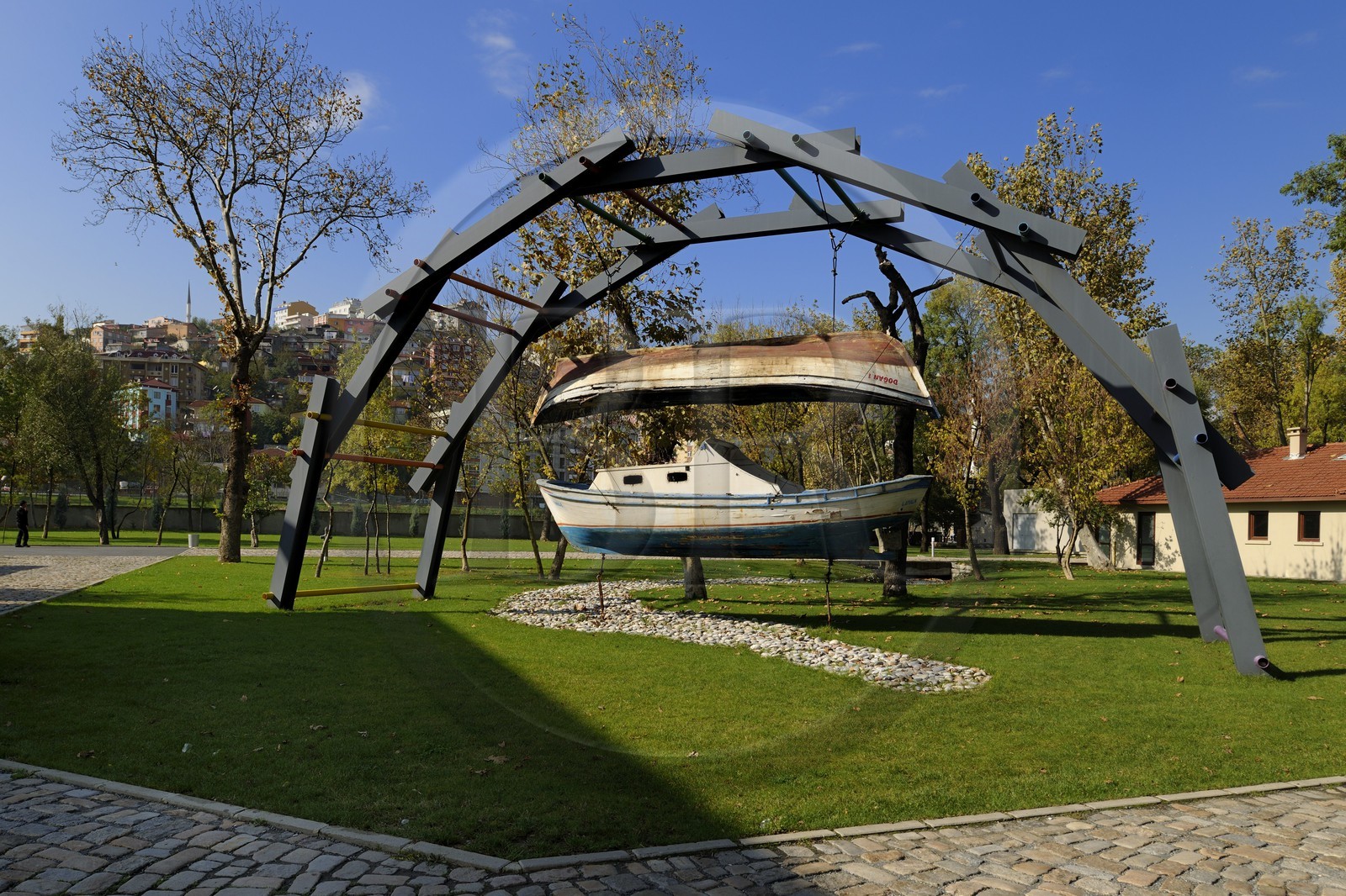 Turquie, Istanbul, l'université et le centre d'art contemporain Santralistanbul des architectes turcs Emre Arolat, Nevzat Sayin, Ihsan Bilgin et Han Tümertekin, sculpture permanente en extérieur