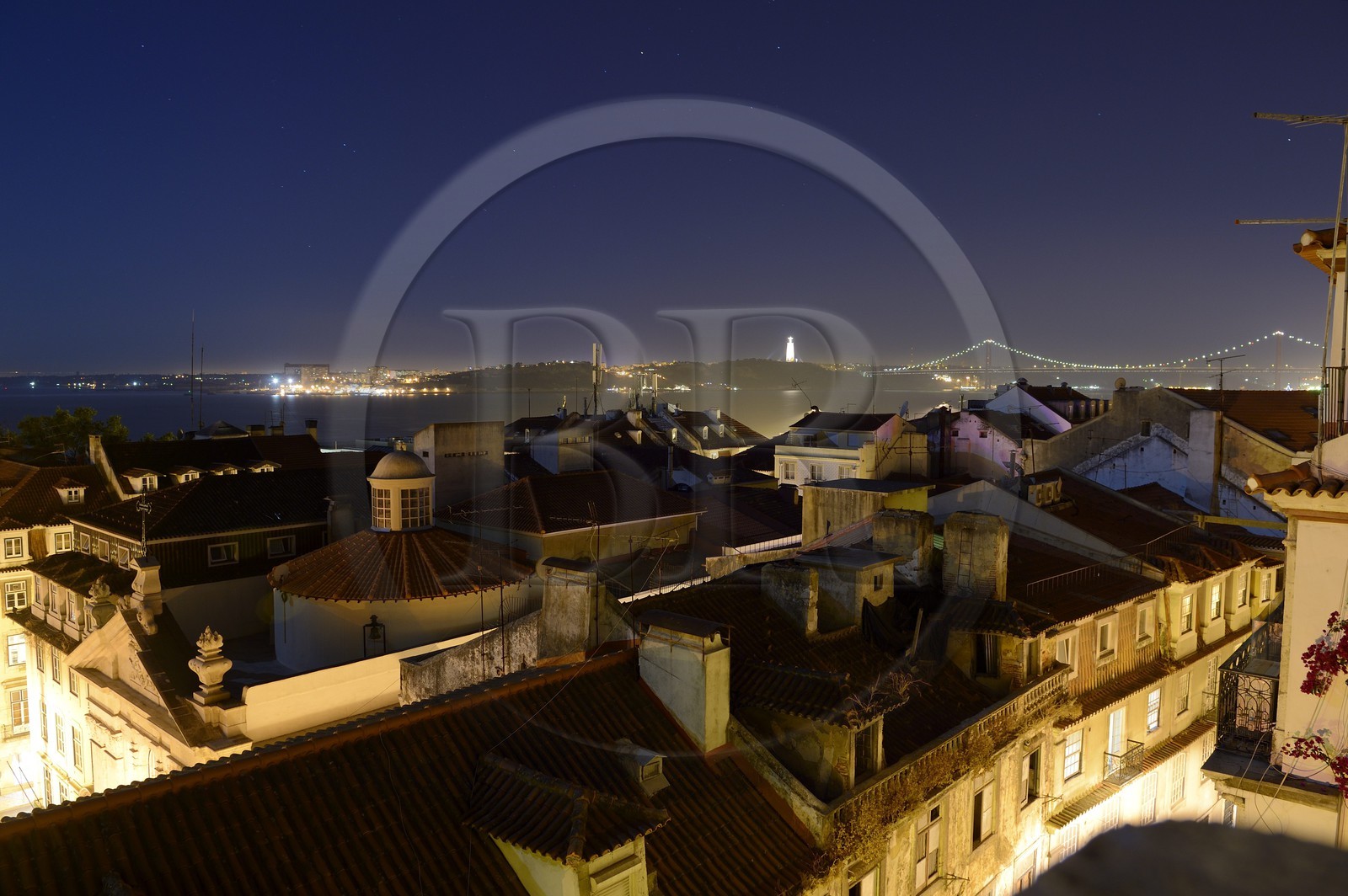 Portugal, Lisbonne, quartier du Chiado, vue sur la rive sud du Tage et le pont du 25 de Abril
