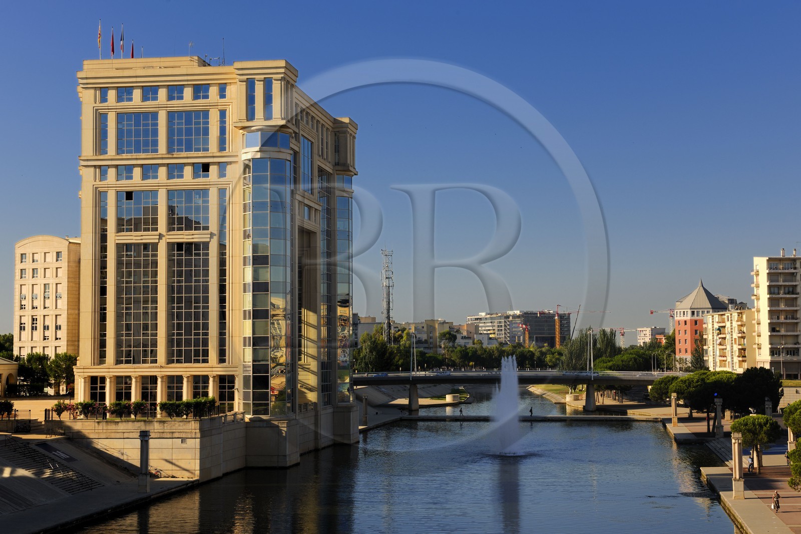 France, Hérault (34), Montpellier, quartier Antigone, Bassin du Port Juvénal et l' Hôtel de région de l'architecte Ricardo Bofill