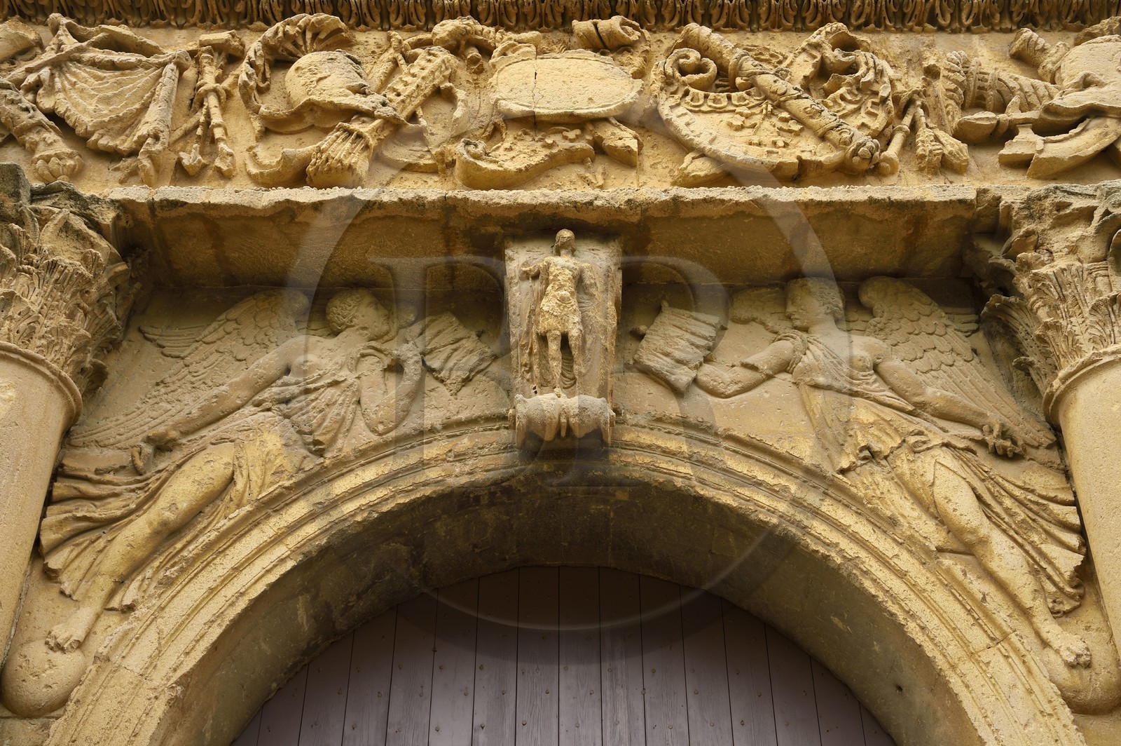 France, Vaucluse (84), Parc Naturel Regional du Luberon, La Tour d'Aigues, ruines du chateau Renaissance, le portail d'entrée