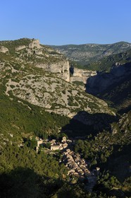 France, Hérault (34), village médiéval de Saint-Guilhem-le-Désert, labellisé Les Plus Beaux Villages de France, la combe de Gellone et le village au creux des monts de l'Infernet