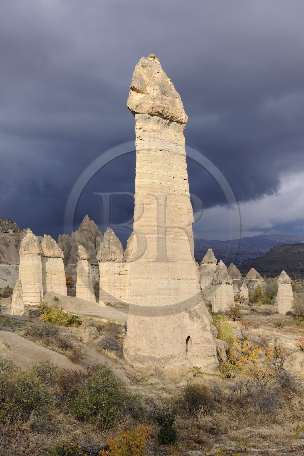 Turquie, Anatolie Centrale, province de Nevsehir, Cappadoce classée Patrimoine Mondial de l'UNESCO, environs d'Uçhisar, vallée de l'Amour, paysage d'érosion et cheminées de fées